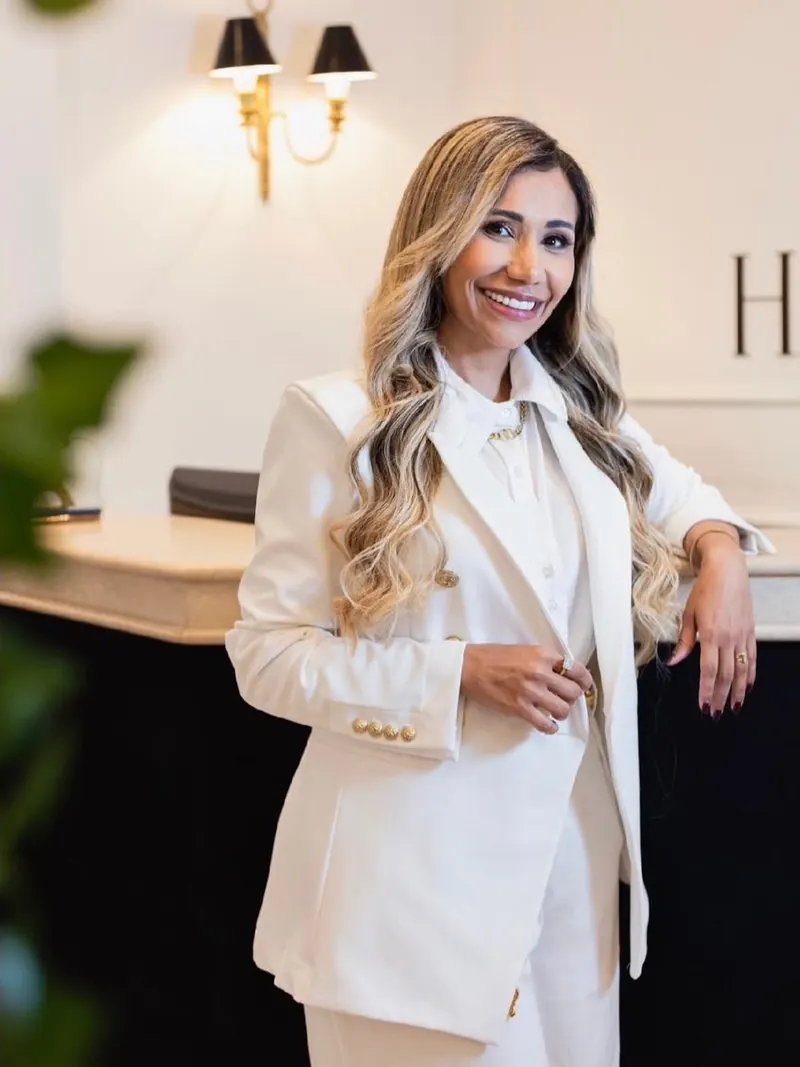 Dra. Fernanda Fernandes na recepção da Clínica Harmonia